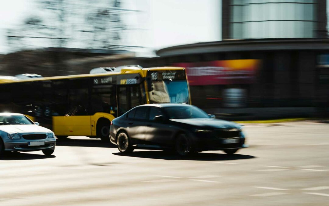 Warum passen in einen Bus vier Sitze und ein Gang – aber ins Auto nur drei gequetschte Menschen?